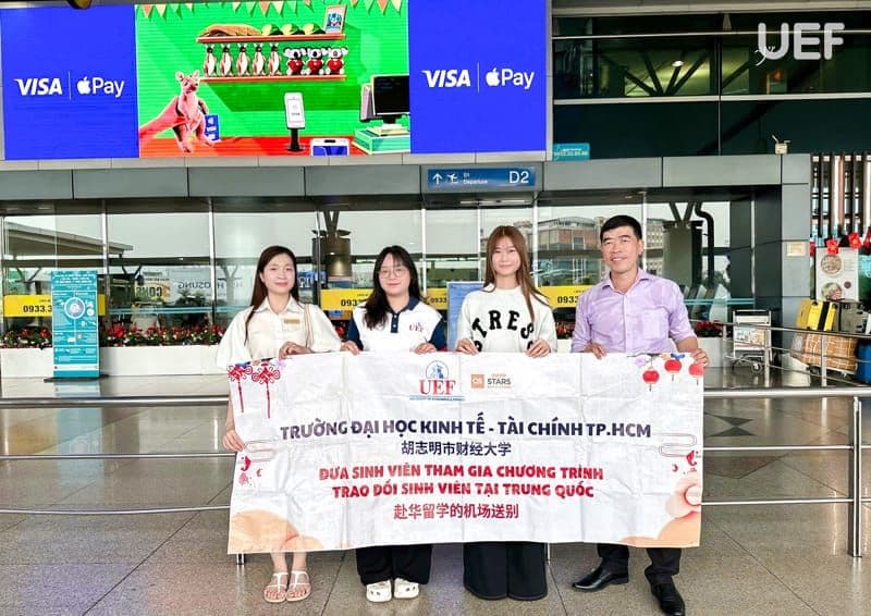 Sinh viên UEF cùng cán bộ tại sân bay chuẩn bị cho chương trình trao đổi quốc tế tại Trung Quốc.