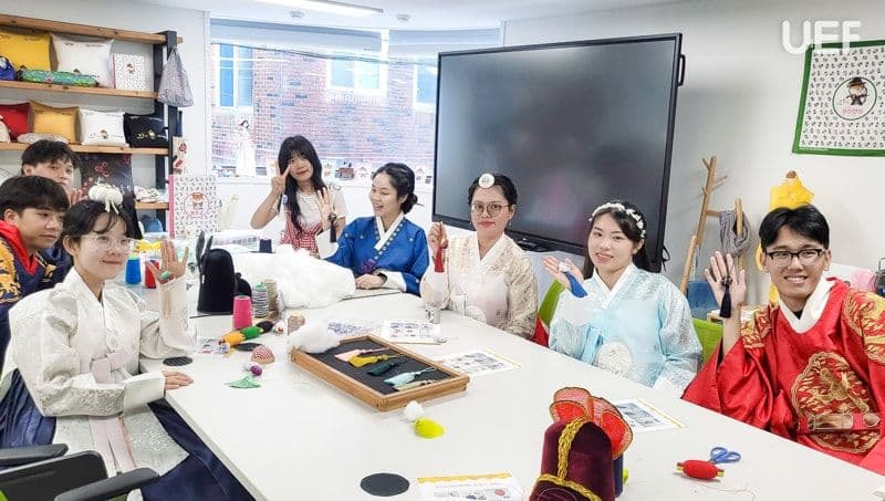 Sinh viên UEF trải nghiệm văn hóa Hàn Quốc trong trang phục truyền thống, góp phần hình thành công dân toàn cầu bản lĩnh.