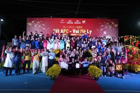 Sinh viên và giảng viên Cao đẳng Việt Mỹ Cần Thơ tham gia Hội Xuân 2026, thể hiện tinh thần gắn kết cộng đồng.