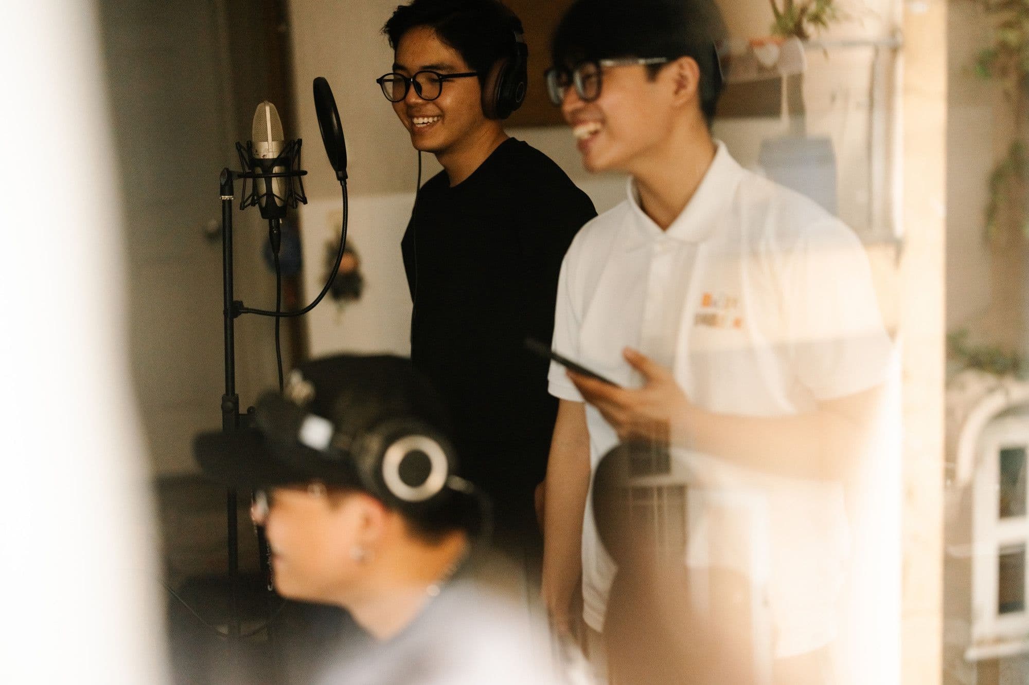 Sinh viên V-pop thu âm nhạc trong phòng thu kỹ thuật số, thể hiện sự giao thoa giữa âm nhạc và công nghệ.