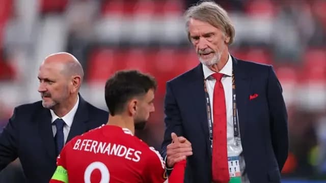 Sir Jim Ratcliffe bắt tay Bruno Fernandes của Manchester United, biểu tượng cho kỷ nguyên mới.