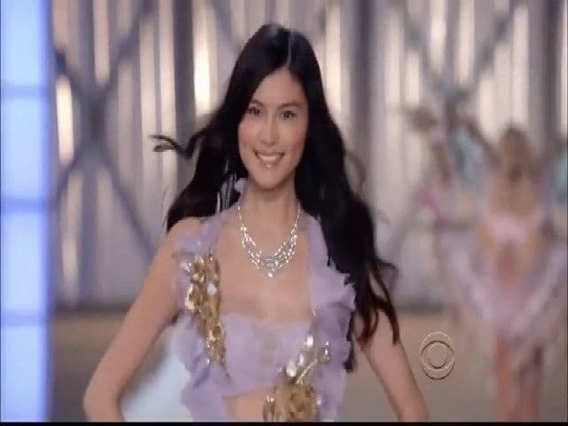 Siêu mẫu Hà Tuệ sải bước tự tin trên sàn diễn Victoria's Secret, biểu tượng của sự nghiệp đỉnh cao.