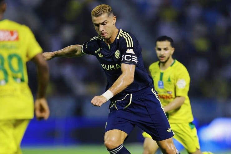 Siêu sao Cristiano Ronaldo trong màu áo Al Nassr, thể hiện sự nỗ lực và những thách thức của đội bóng.