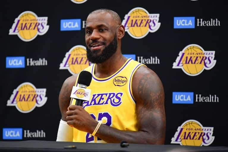 Siêu sao LeBron James của Lakers phát biểu tại họp báo, đại diện cho những cầu thủ có hợp đồng lớn và ảnh hưởng quyết định đến đội bóng.