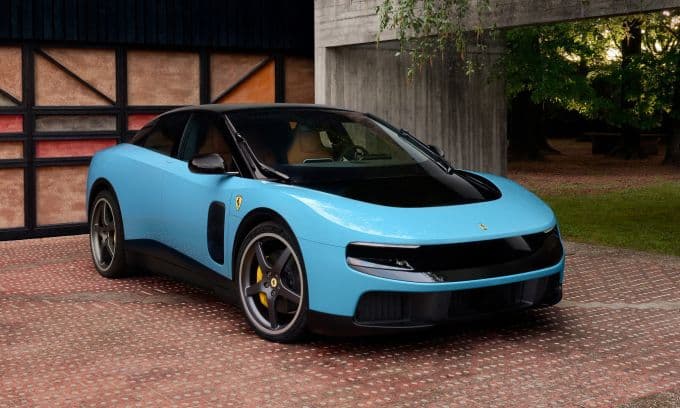 Siêu xe điện Ferrari Luce màu xanh, biểu tượng cho tương lai giao thông điện