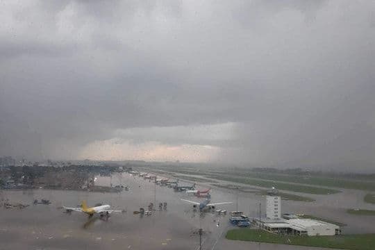 Sân bay ngập nước do mưa dông lớn, minh họa tác động của thời tiết khắc nghiệt tại Đà Nẵng.