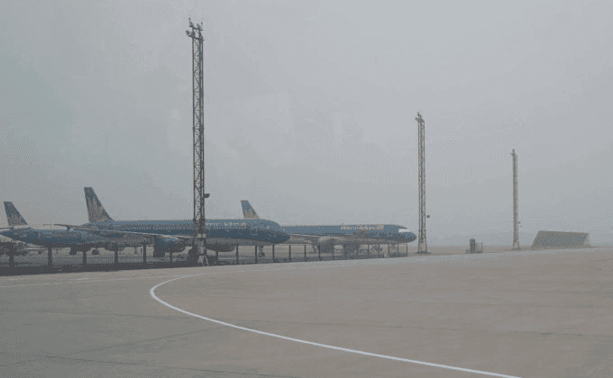 Sân bay Nội Bài trong điều kiện thời tiết xấu, minh họa sự cần thiết của công tác thích ứng với biến đổi khí hậu.