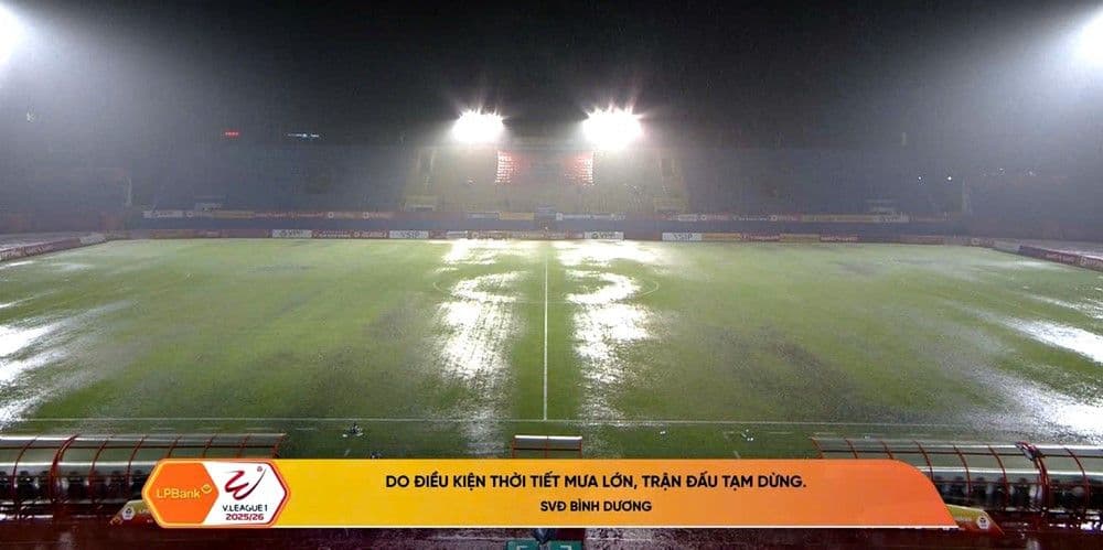 Sân Gò Đậu ngập nước, trận đấu V-League giữa Becamex TP.HCM và Hà Nội FC bị tạm dừng do mưa lớn.
