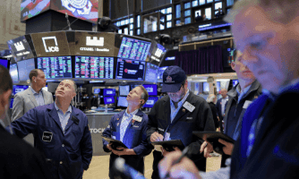 Sàn giao dịch chứng khoán Mỹ, nơi phản ánh biến động của thị trường tài chính do các chính sách kinh tế.