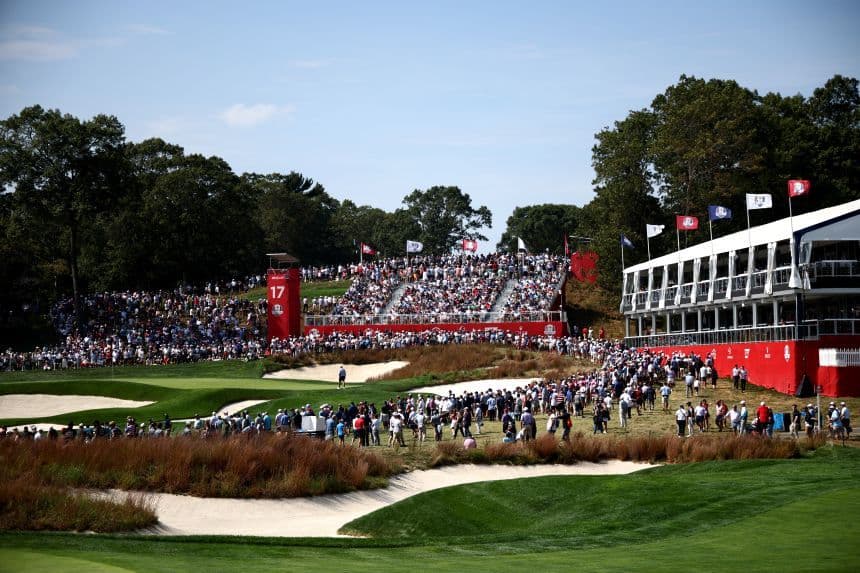 Sân golf Bethpage Black với khán đài đông nghịt khán giả trong giải Ryder Cup