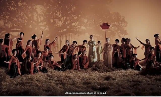 Sân khấu biểu diễn ca khúc "Người Việt mình thương nhau" với câu hát "lúa chín chẳng hề cúi đầu" gây tranh cãi