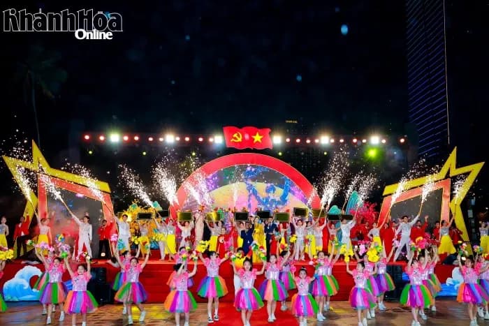 Sân khấu biểu diễn văn nghệ kỷ niệm ngày Giải phóng miền Nam 30/4, tượng trưng cho kỳ nghỉ lễ và các hoạt động văn hóa.