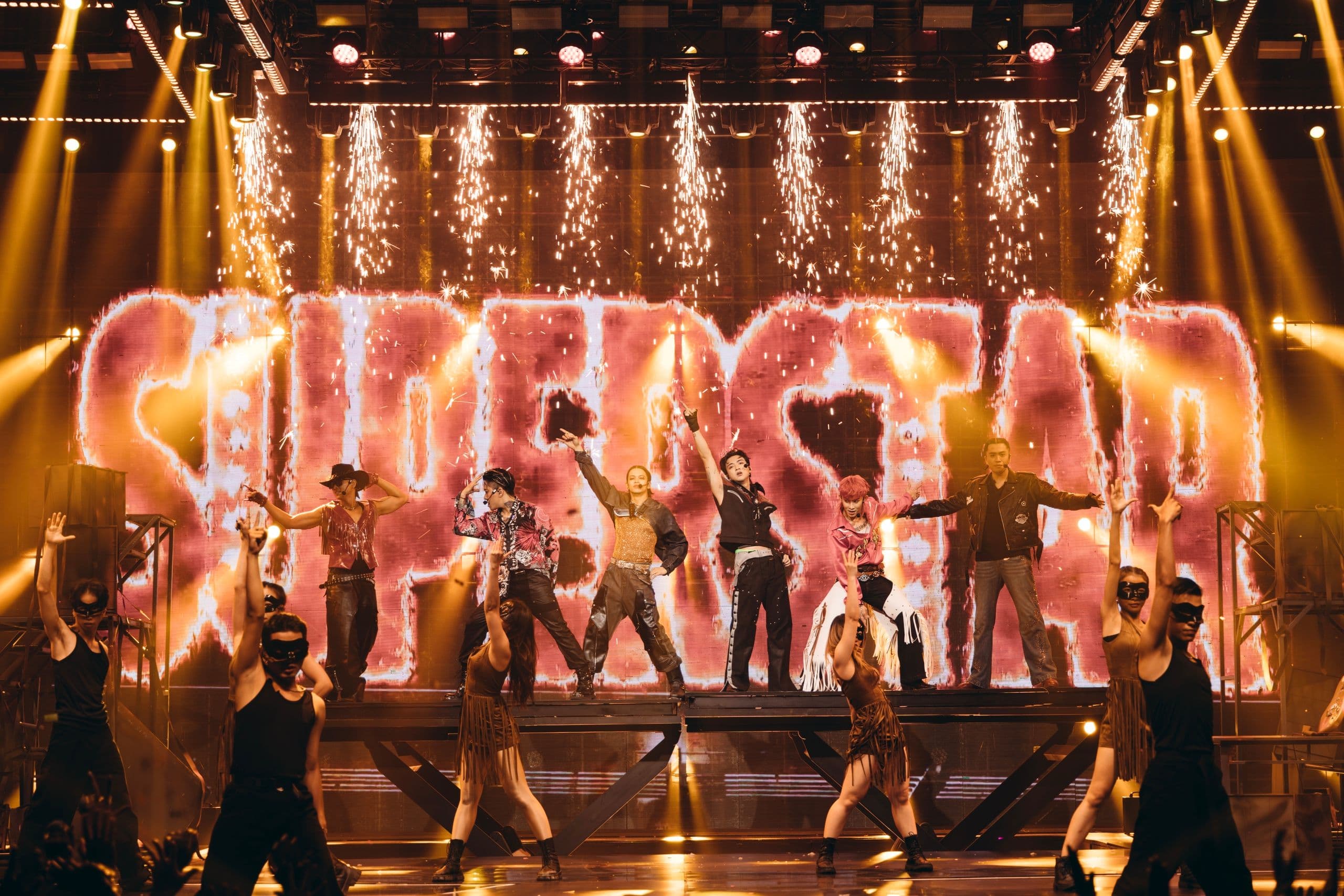 Sân khấu chương trình Anh trai vượt ngàn chông gai với dòng chữ 'SUPERSTAR' rực sáng và pháo hoa.