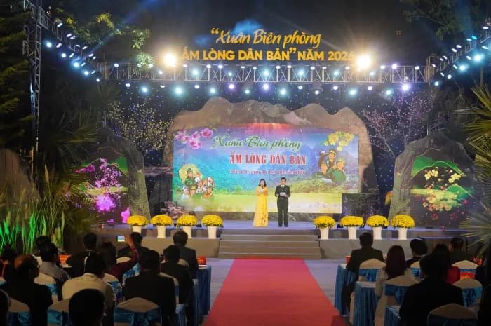 Sân khấu chương trình "Xuân Biên phòng - Ấm lòng dân bản" năm 2026 với tiết mục văn nghệ truyền thống.