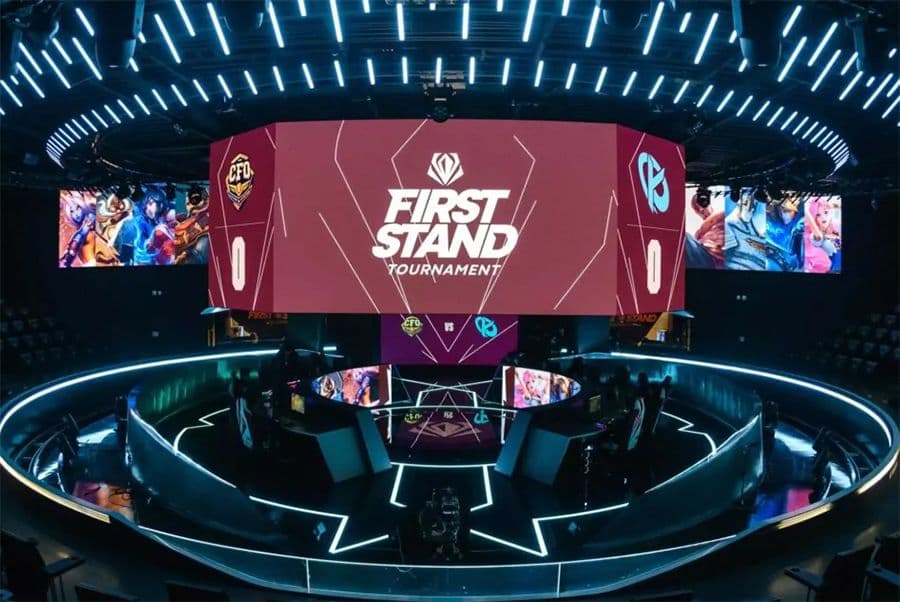 Sân khấu chính của giải đấu First Stand 2026 tại Riot Games Arena, São Paulo, nơi các đội tranh tài.