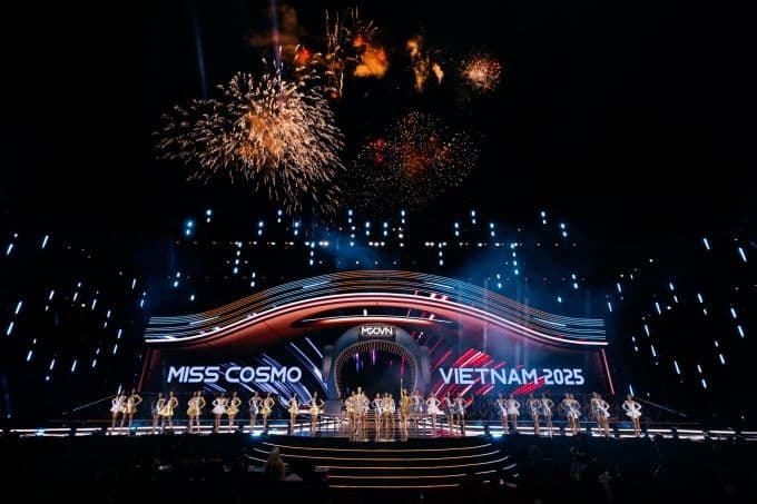 Sân khấu chung kết cuộc thi Hoa hậu Hoàn vũ Việt Nam 2025.