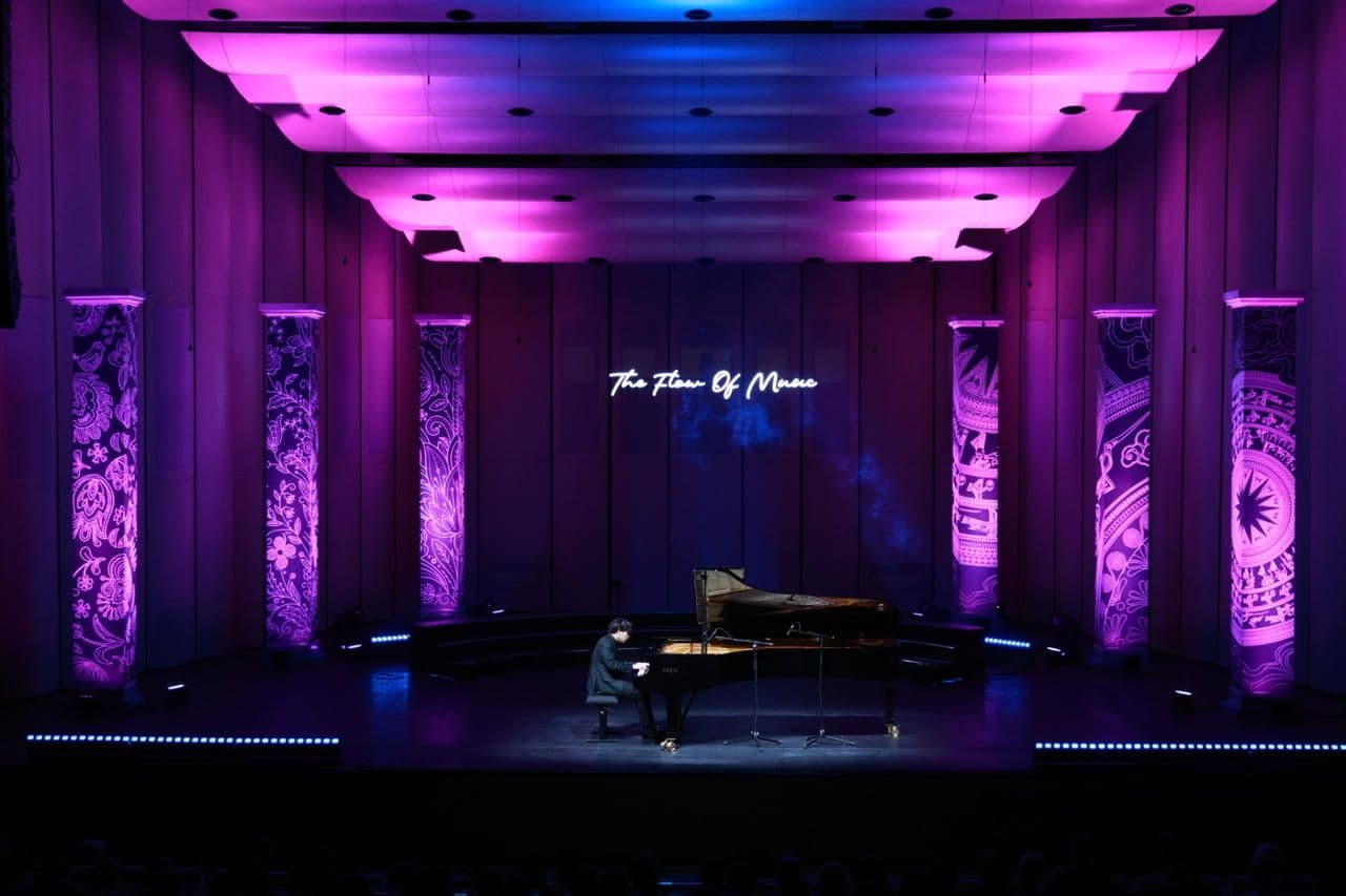 Sân khấu hòa nhạc "Dòng chảy âm nhạc" với nghệ sĩ piano biểu diễn, kết nối văn hóa Việt Nam - Ba Lan