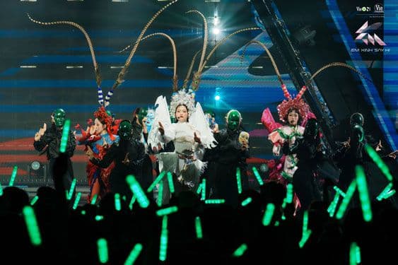 Sân khấu hoành tráng của chương trình Em Xinh Say Hi với các nghệ sĩ trình diễn