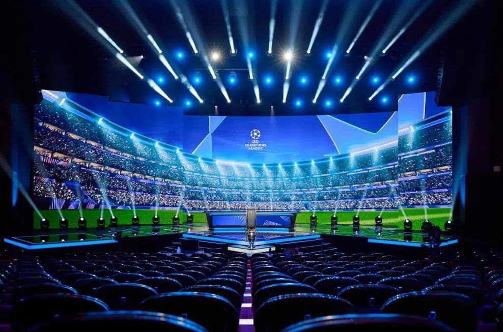 Sân khấu hoành tráng của lễ bốc thăm vòng bảng Champions League, sẵn sàng cho đại tiệc bóng đá châu Âu.
