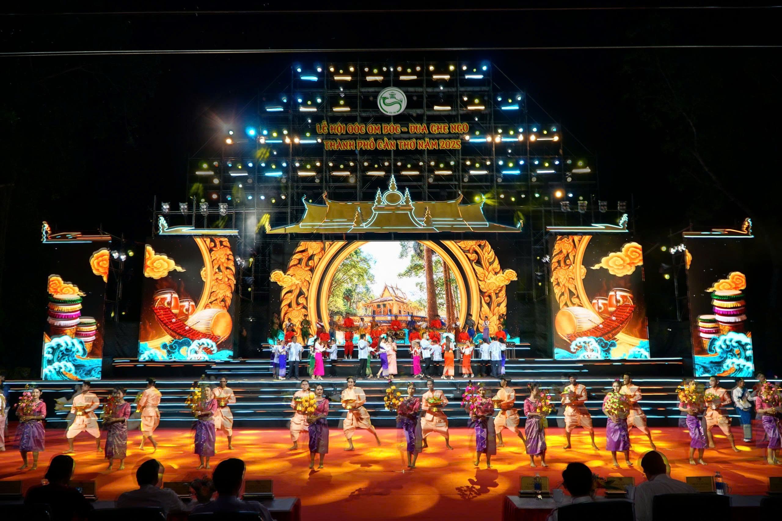 Sân khấu hoành tráng với các vũ công trình diễn nghệ thuật truyền thống tại Lễ hội Ok Om Bok - Đua ghe ngo Cần Thơ.