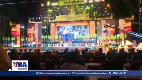 Sân khấu khai mạc Lễ hội Ok Om Bok với các biểu tượng văn hóa Khmer