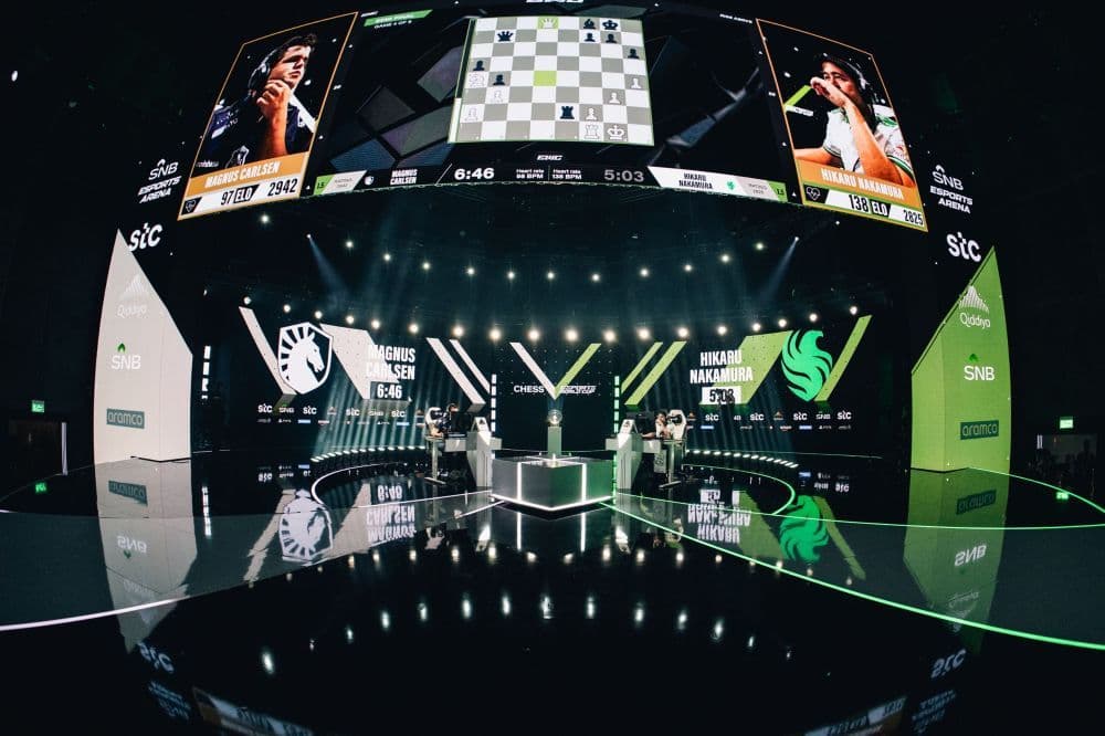 Sân khấu lớn của trận đấu cờ vua giữa Magnus Carlsen và Hikaru Nakamura tại Esports World Cup
