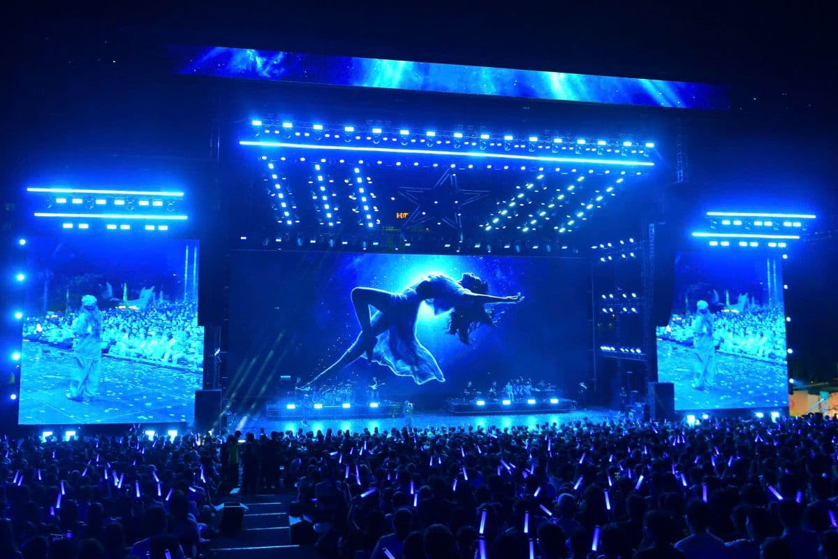 Sân khấu lớn tại Sao concert với màn hình trình chiếu ấn tượng, nơi Phùng Khánh Linh khẳng định vị thế.