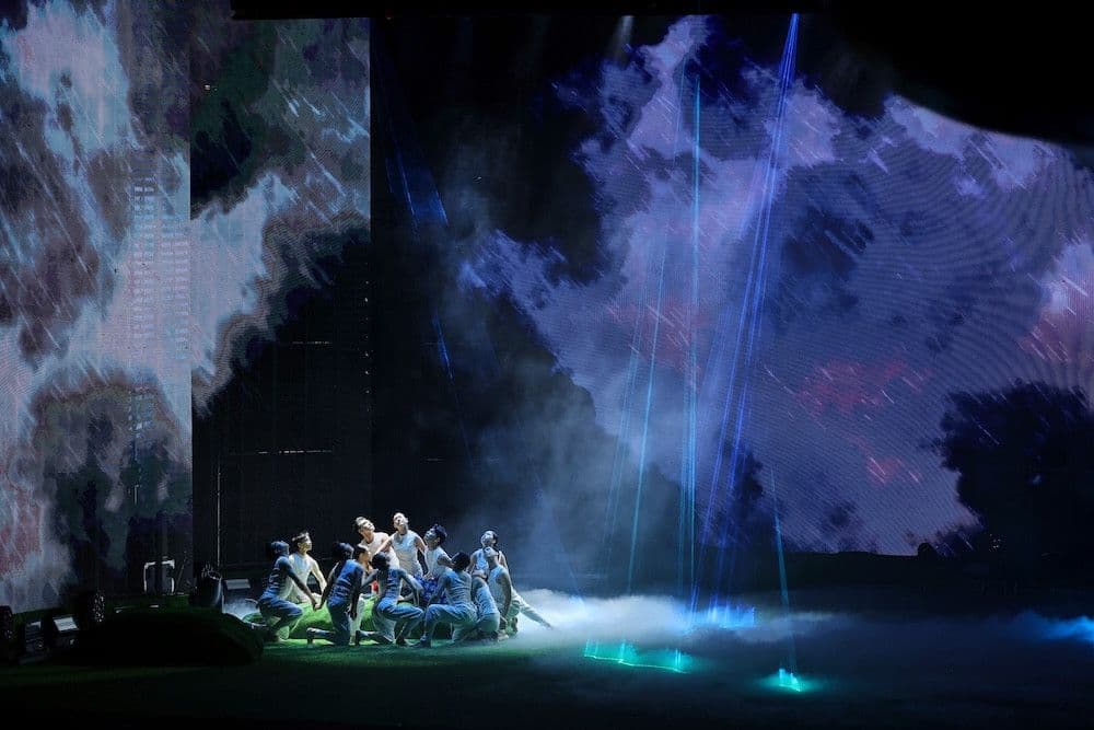 Sân khấu True Concert Tình đất với hiệu ứng ánh sáng xanh tím và khói mờ ảo, tạo không gian huyền ảo cho tiết mục múa Sương sớm