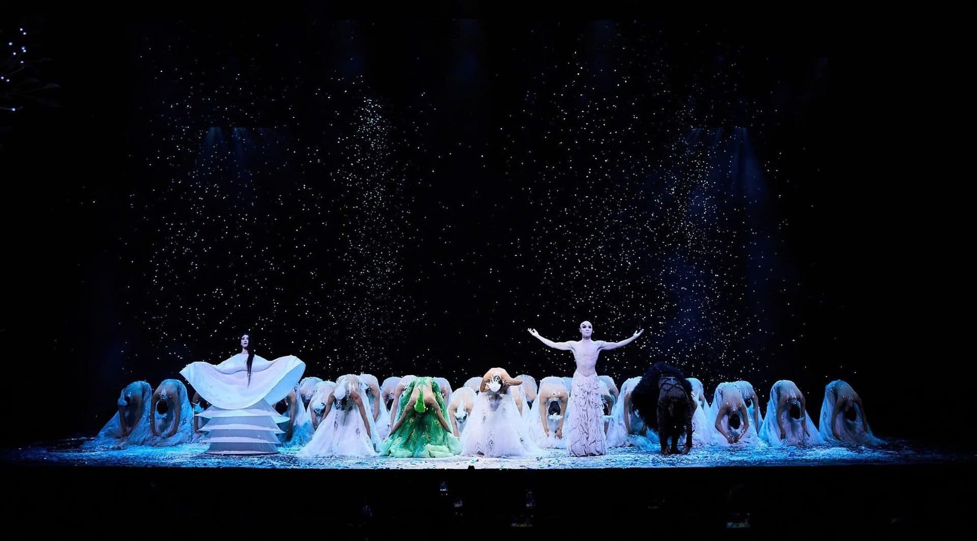 Sân khấu vũ kịch Khổng tước với nhiều vũ công biểu diễn, thể hiện quy luật sinh lão bệnh tử