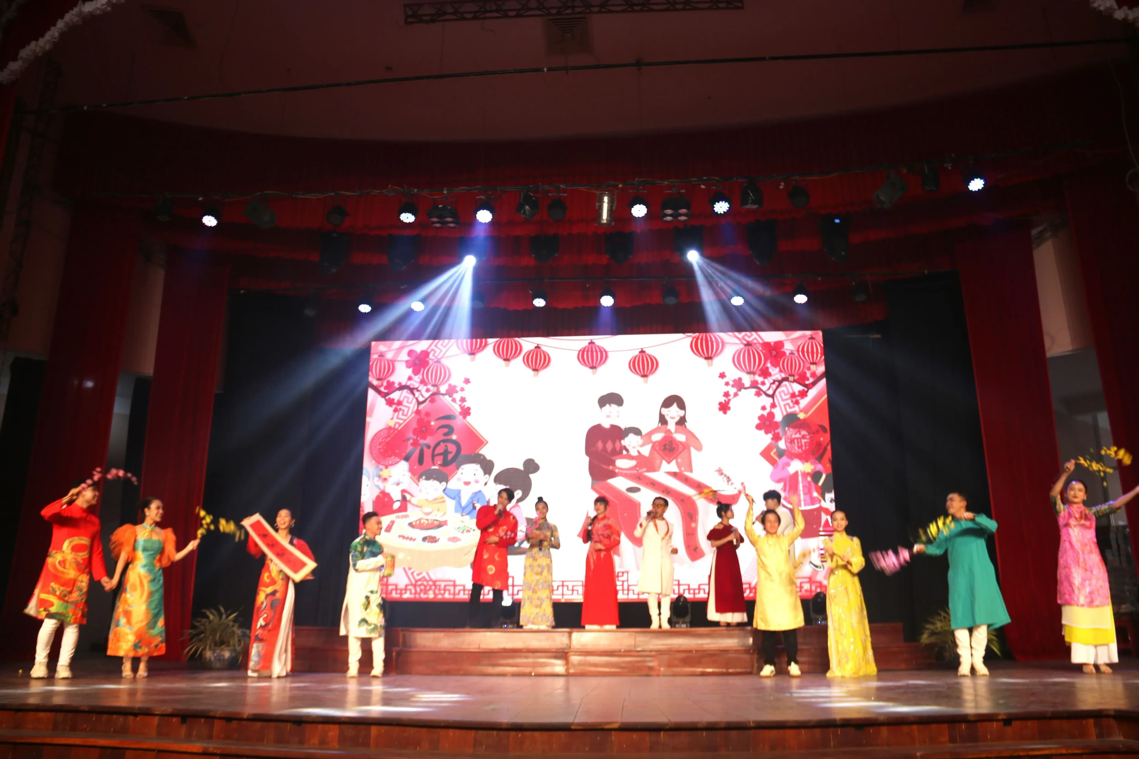 Sân khấu với các nghệ sĩ trong trang phục truyền thống và hình ảnh gia đình sum vầy, gợi nhớ ký ức Tết xưa