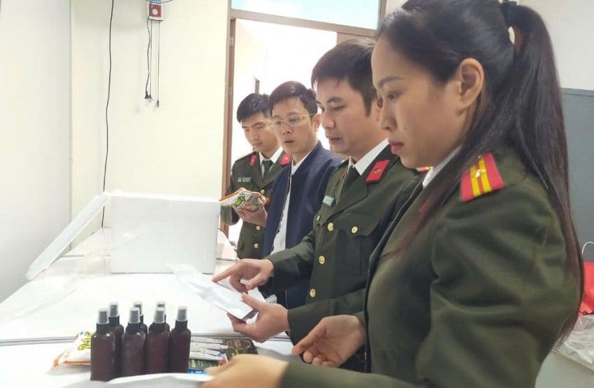 Sản phẩm 'thảo dược đắp xương khớp Hoàng Minh Đường' giả mạo bị cảnh sát thu giữ.