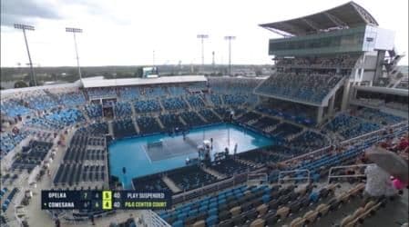 Sân quần vợt Cincinnati bị ngập nước, trận đấu bị tạm dừng do mưa lớn.
