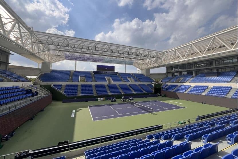 Sân quần vợt trống tại giải đấu, nơi Novak Djokovic sẽ tái xuất tại Rolex Shanghai Masters 2025.