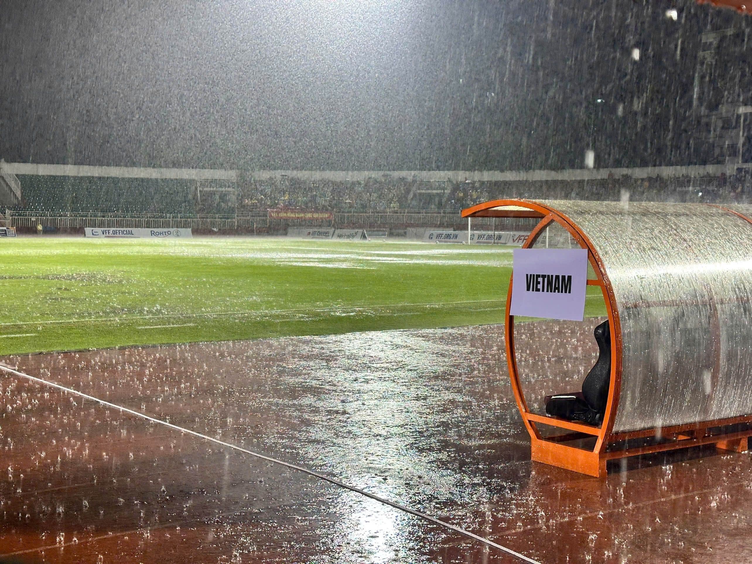 Sân Thống Nhất dưới cơn mưa lớn trước trận đấu ĐT Việt Nam và Nepal