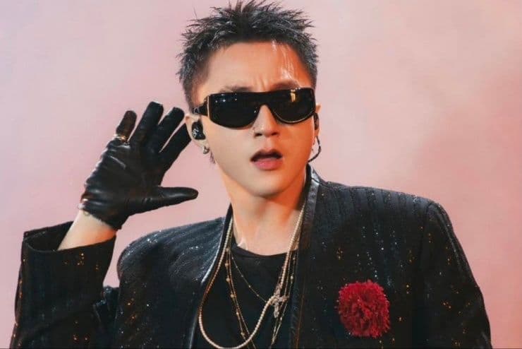 Sơn Tùng M-TP biểu diễn trên sân khấu, đại diện cho những nghệ sĩ vướng lùm xùm liên quan đến nhà tài trợ nhạy cảm.