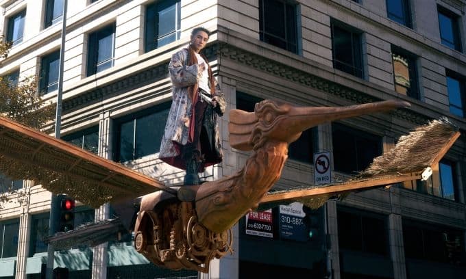 Sơn Tùng M-TP đứng trên tượng chim Lạc giữa Downtown Los Angeles, thể hiện sự giao thoa văn hóa Việt Nam và quốc tế trong MV Come My Way.
