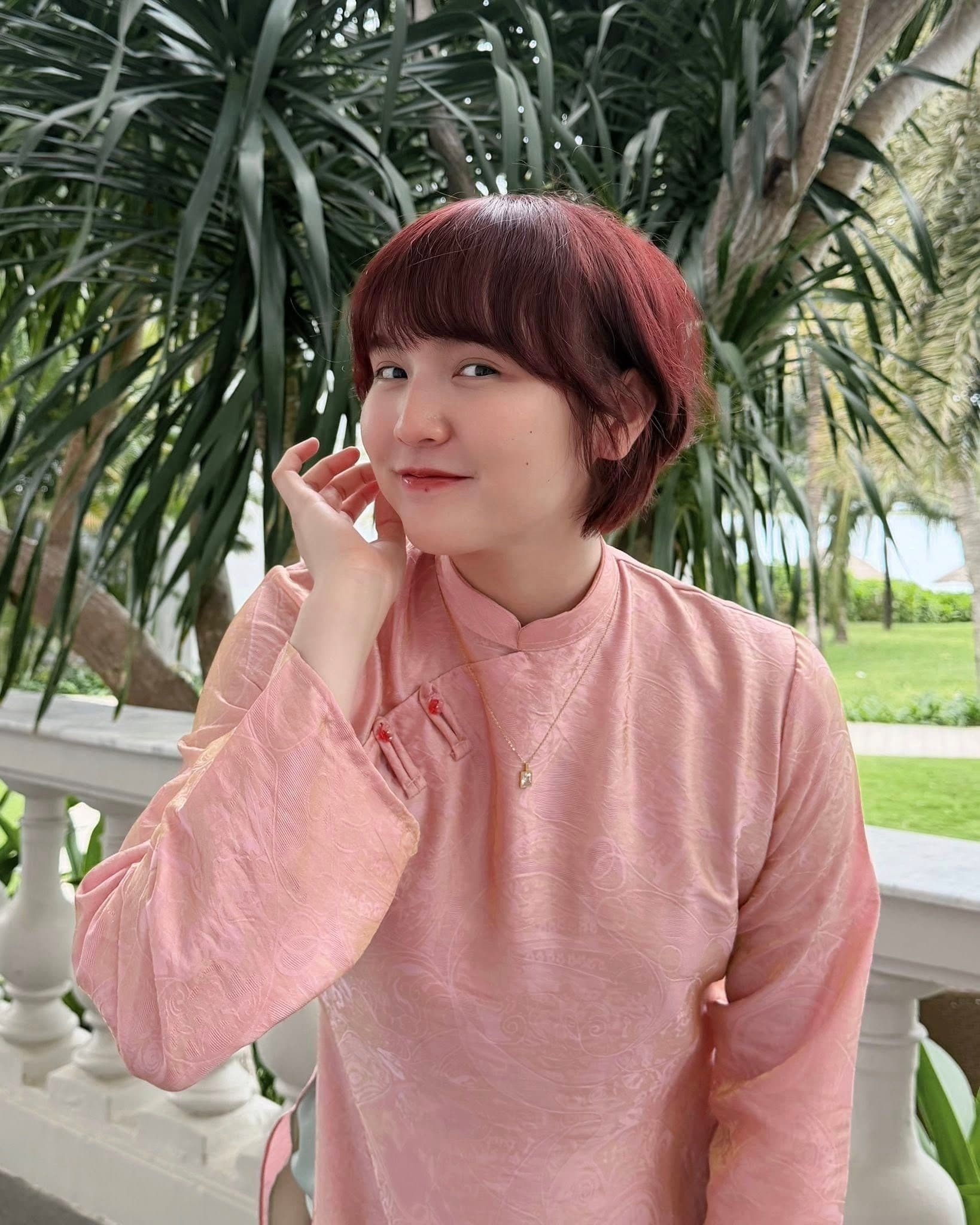 Sơn Tùng M-TP tạo dáng chuyên nghiệp, đại diện cho hình ảnh nghệ sĩ mà Hải Tú hỗ trợ và quản lý.