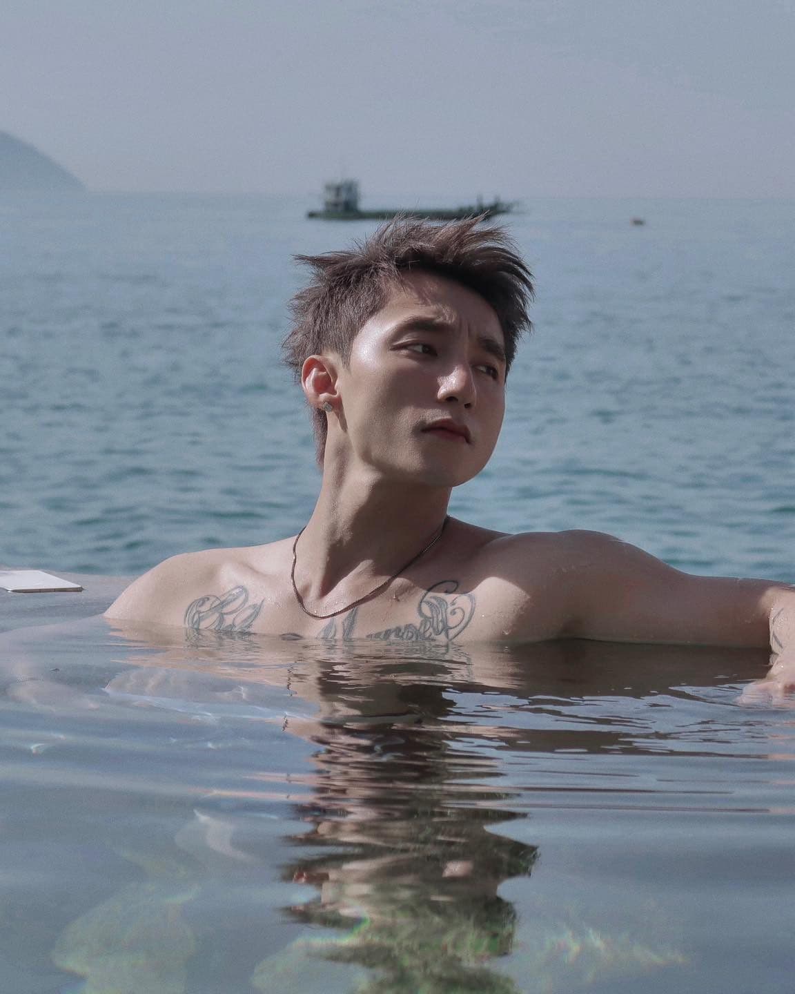 Sơn Tùng M-TP trong hồ bơi, tượng trưng cho đời tư người nổi tiếng dưới sự soi mói của công chúng.