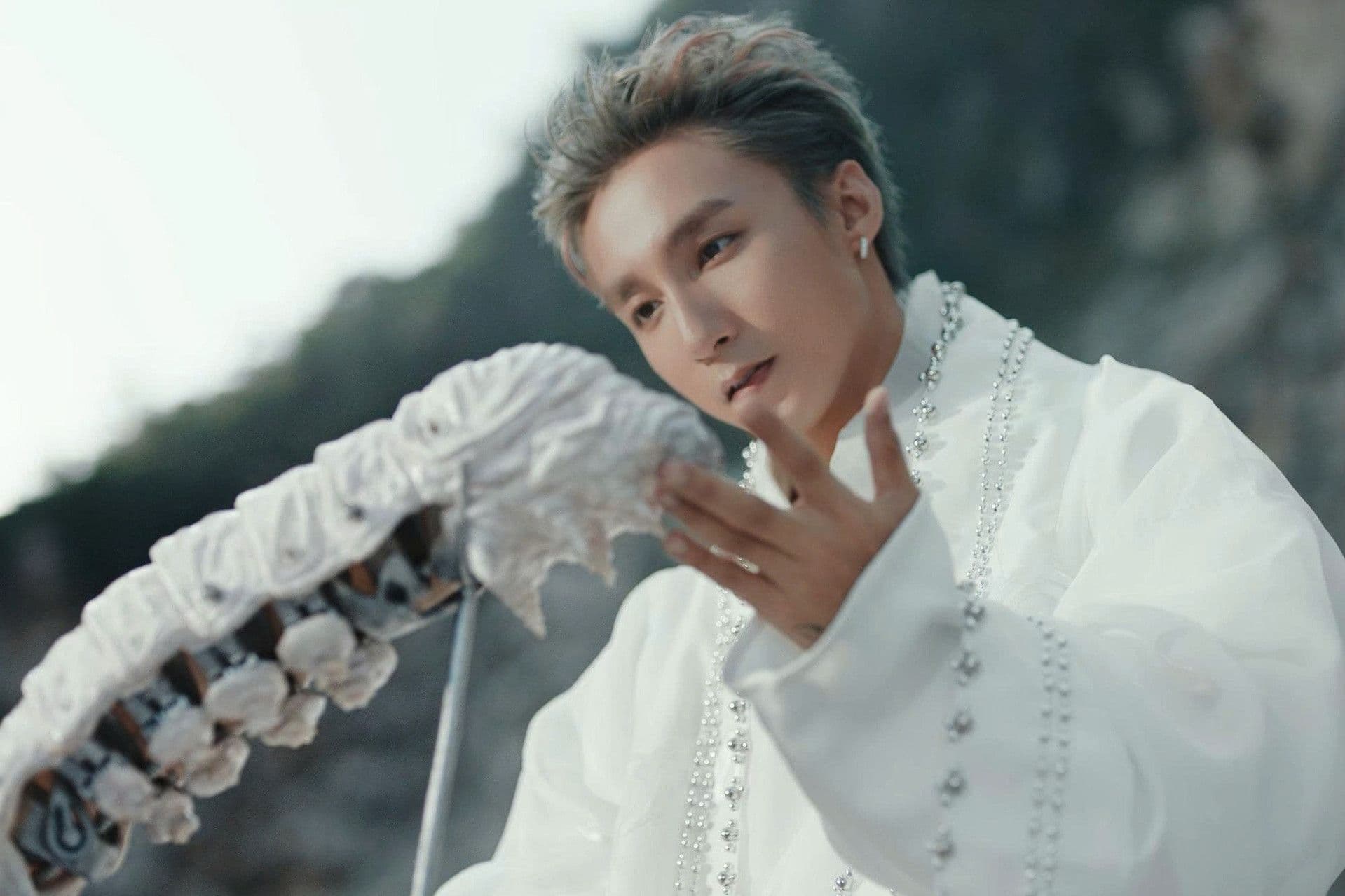 Sơn Tùng M-TP trong MV 'Come My Way' với chi tiết trang trí bị cho là sao chép từ tác phẩm 'Tàn Chỉ'