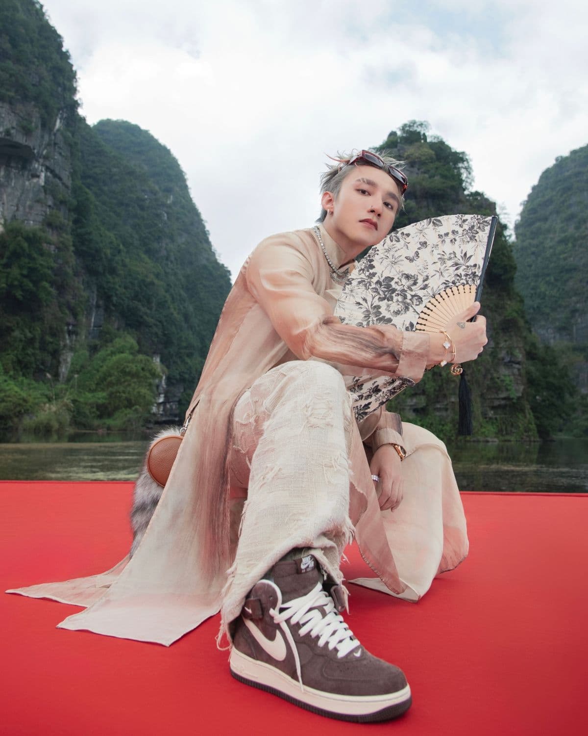 Sơn Tùng M-TP trong trang phục cách tân, cầm quạt truyền thống, thể hiện sự giao thoa văn hóa trong MV "Come My Way".