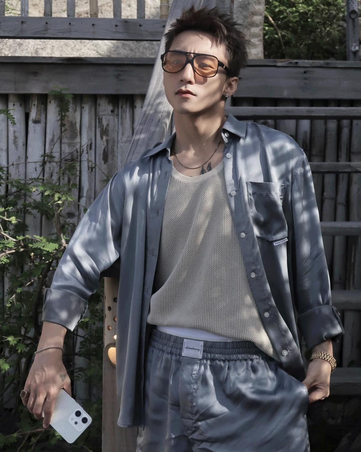 Sơn Tùng M-TP trong trang phục thường ngày, thể hiện hình ảnh người nổi tiếng trong bối cảnh công khai.