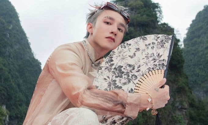 Sơn Tùng M-TP trong trang phục truyền thống, ngồi thuyền giữa cảnh non nước Ninh Bình, thể hiện bản sắc Việt trong âm nhạc.