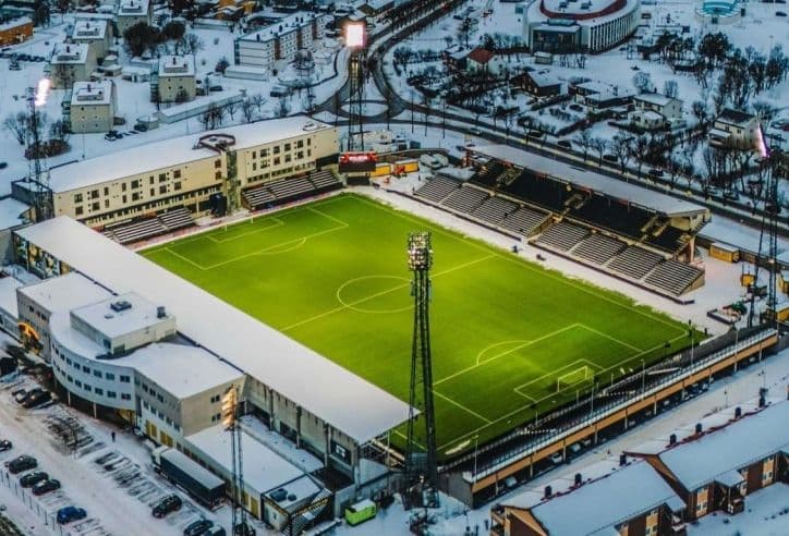 Sân vận động bóng đá nhìn từ trên cao, nơi các chiến lược cầm quân và kịch bản định mệnh được viết nên trong Cúp Hoàng Đế.