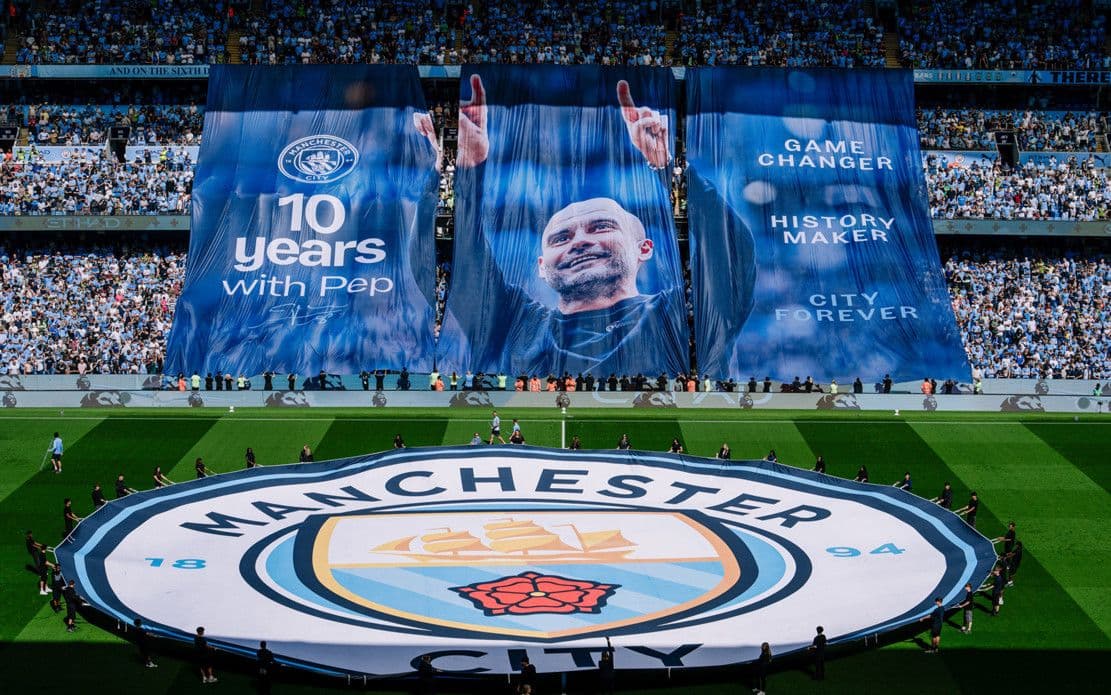 Sân vận động Etihad với các biểu ngữ lớn kỷ niệm 10 năm của Pep Guardiola, chuẩn bị cho buổi tiệc chia tay hoành tráng.