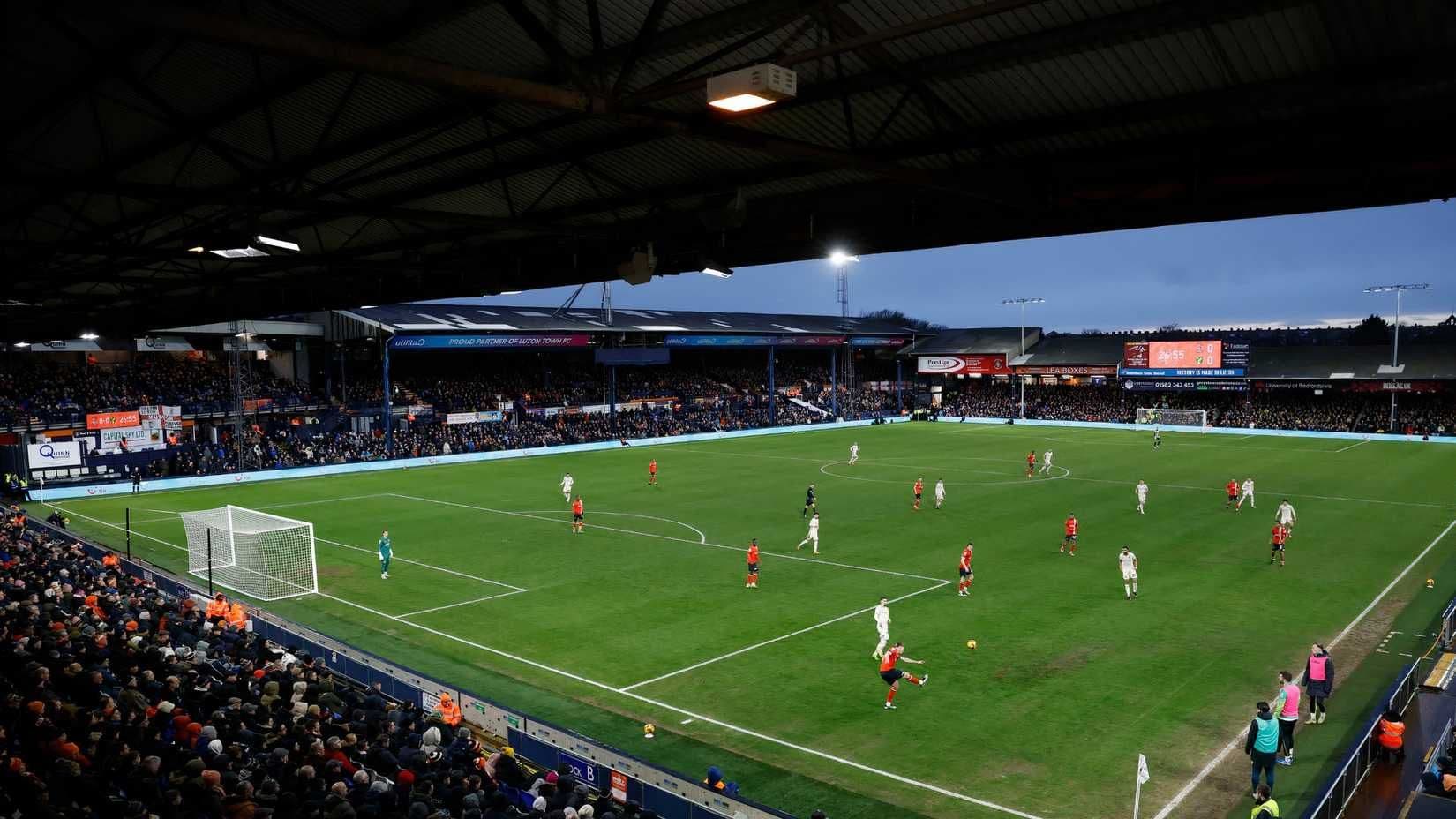 Sân vận động Kenilworth Road của Luton Town trong một trận đấu, tượng trưng cho không khí bóng đá trong EAFC 26.