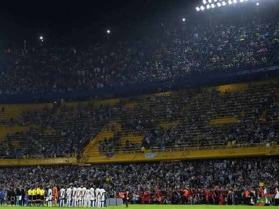 Sân vận động La Bombonera với khán đài thưa thớt trong một trận đấu của đội tuyển Argentina, thể hiện những thách thức mà bóng đá nước này đang đối mặt.