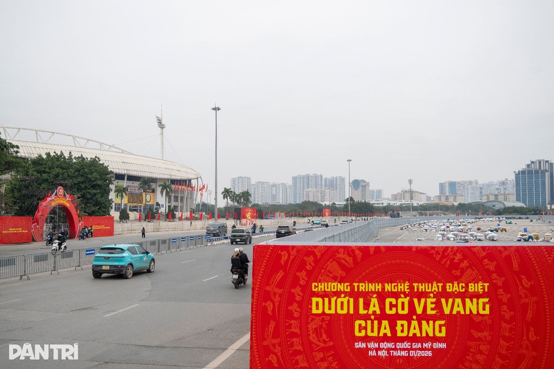 Sân vận động Mỹ Đình với biểu ngữ lớn chào mừng sự kiện đặc biệt, thể hiện ý nghĩa chính trị và văn hóa của màn pháo hoa