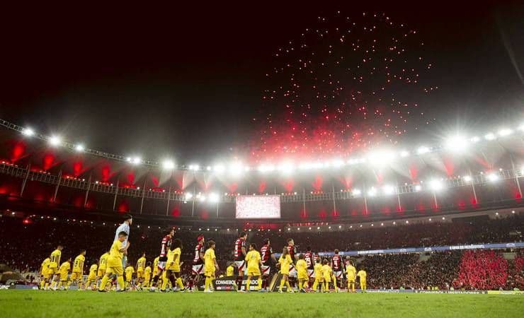 Sân vận động Maracanã rực sáng trong một trận đấu lớn của Flamengo.