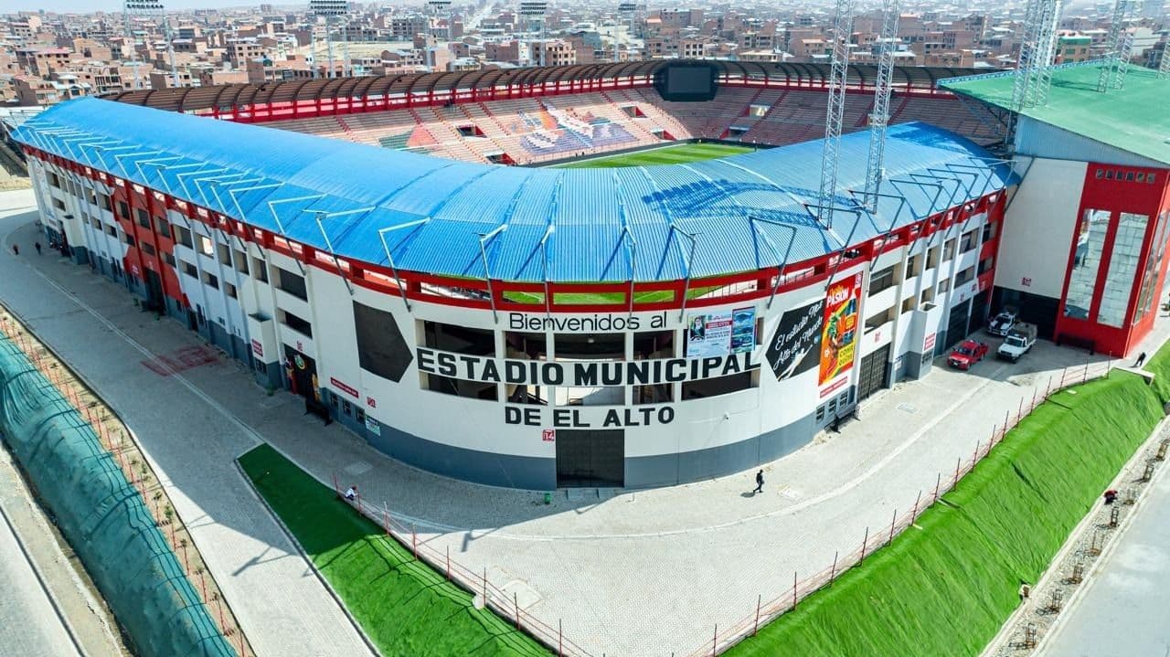 Sân vận động Municipal de El Alto nhìn từ trên cao, biểu tượng cho thử thách độ cao khắc nghiệt ở Bolivia.