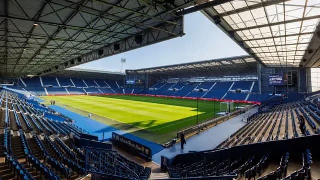 Sân vận động The Hawthorns của West Bromwich Albion trước trận đấu với Burnley, nơi áp lực khởi đầu mùa giải được đặt lên vai cả hai đội.